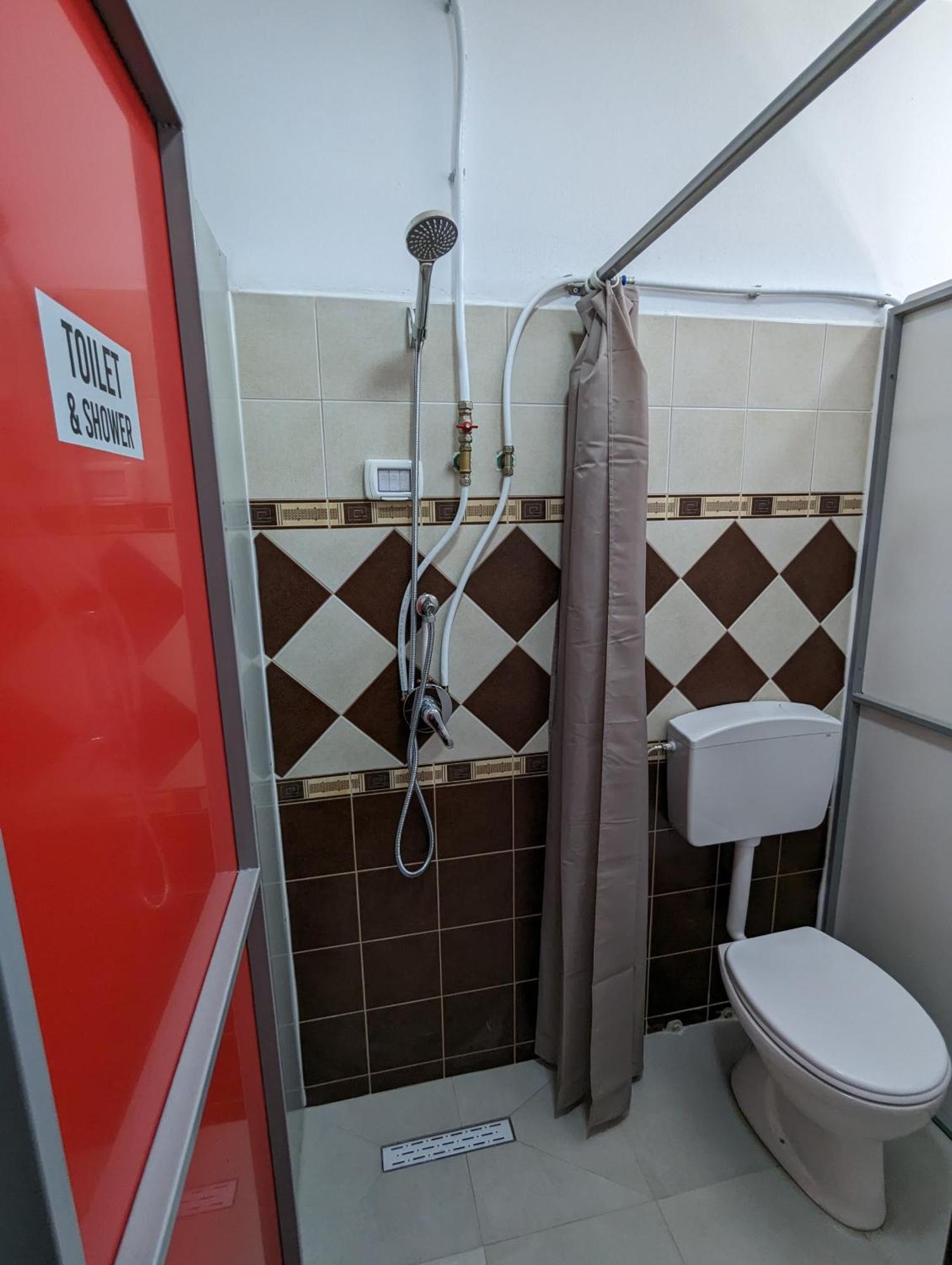 Tias Hostel Shkodër Extérieur photo